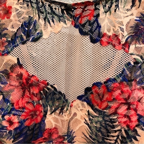 𝅺pink Victoria’s Secret lace and mesh floral print underwire bralette.  Size S - Picture 5 of 7